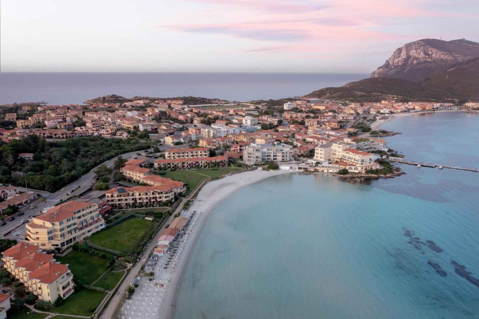 Hotel Castello Golfo Aranci Exterior photo